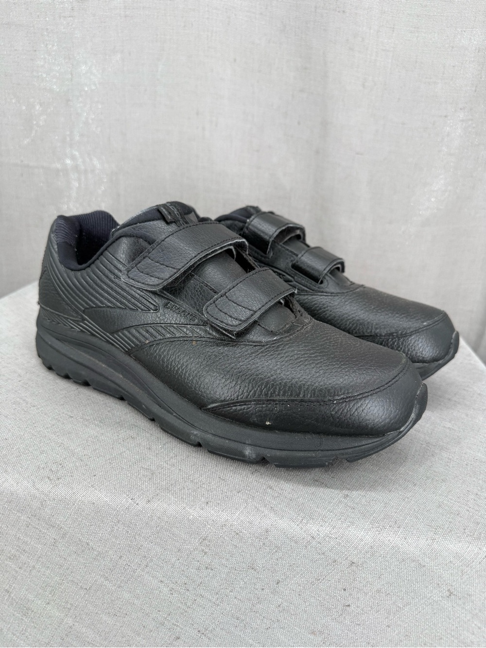 Brooks Men's Addiction Walker V-Strap 2 Walking Shoe 9.5 2E Black/Black